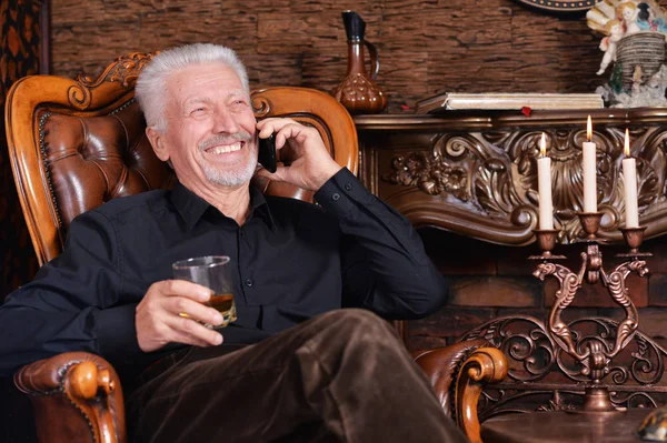 Glimlachend Senior Man Praten Telefoon Zittend Vintage Stoel — Stockfoto