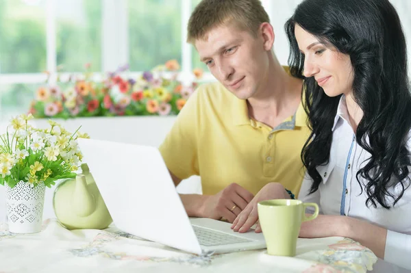 Portret Van Gelukkige Jonge Paar Met Laptop Thuis — Stockfoto