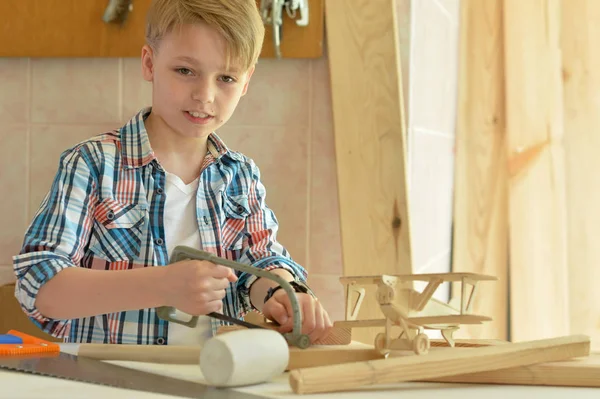 Netter Kleiner Junge Arbeitet Werkstatt Mit Holz — Stockfoto