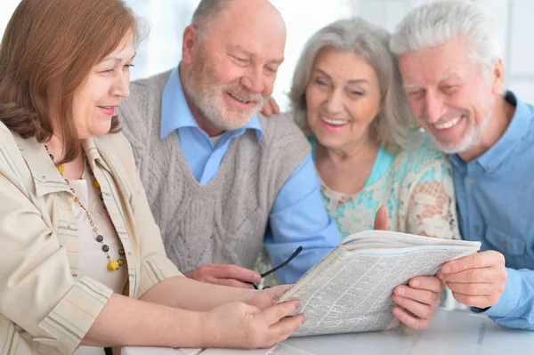 Couples âgés lecture journal — Photo