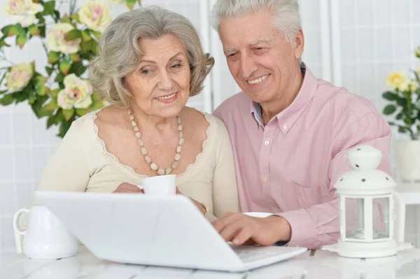 Feliz Casal Senior Retrato Beber Chá Usando Laptop — Fotografia de Stock