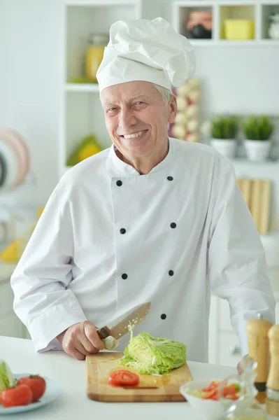 Idoso Chef Cozinhando Cozinha — Fotografia de Stock