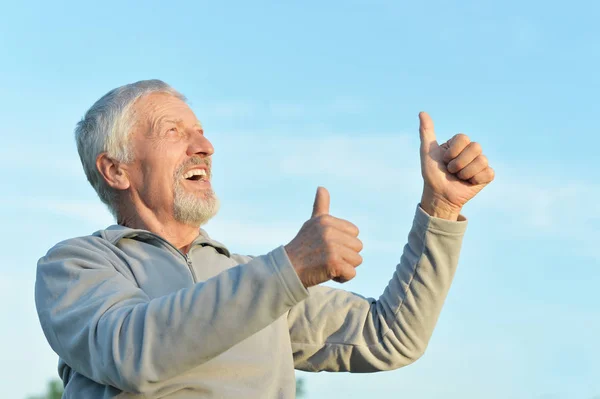 Portrét Usměvavá Starší Muž Zobrazující Palce Proti Modré Obloze — Stock fotografie