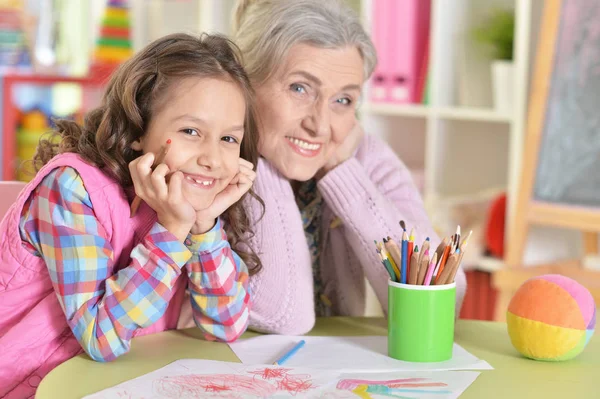 Portrait Grand Mère Petite Fille Dessinant Ensemble — Photo