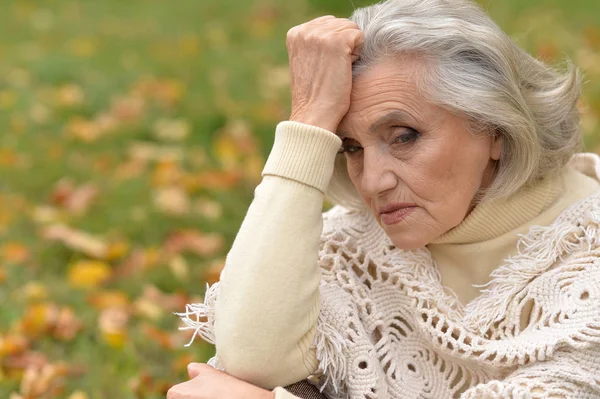 Mulher Sênior Triste Parque Outono — Fotografia de Stock