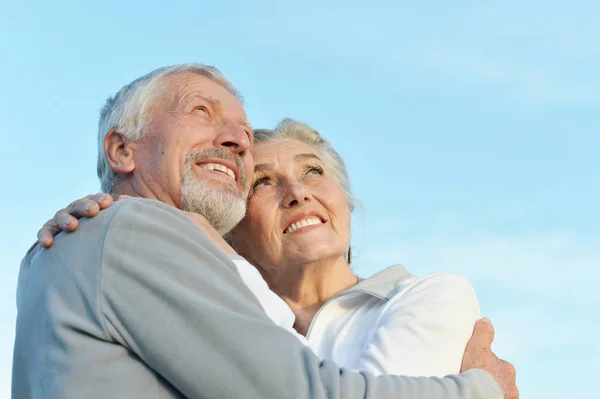 Szczęśliwa Para Starszy Przytulanie Przeciw Błękitne Niebo — Zdjęcie stockowe