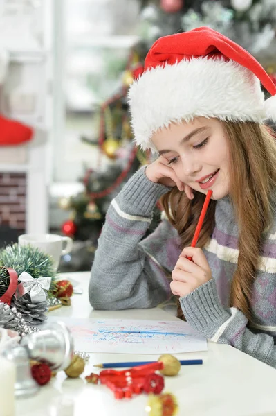 Mignon Fille Aux Cheveux Longs Lettre Écriture Pour Père Noël — Photo