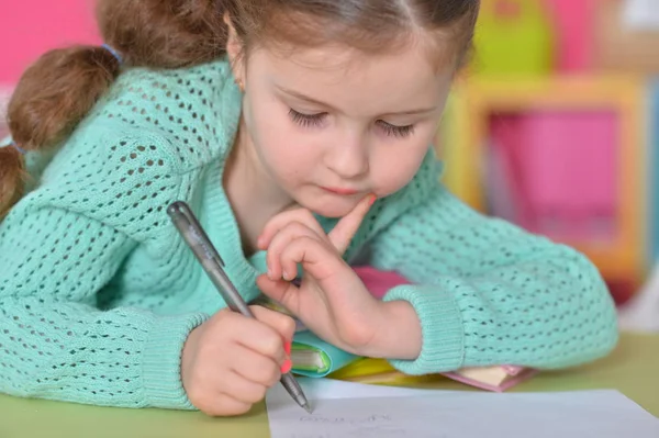 Mignonne Petite Fille Dessin Tandis Que Assis Table Maison — Photo