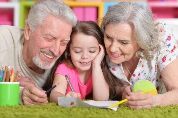 Grootouders spelen met grandaughter — Stockfoto