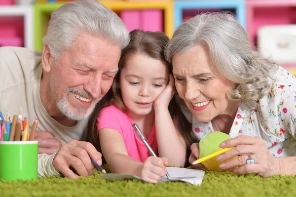 Großeltern spielen mit Enkelin — Stockfoto