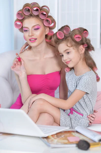 Retrato Mãe Feliz Filha Pequena Com Encrespadores Cabelo Com Laptop — Fotografia de Stock