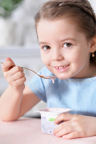 Söt Liten Flicka Äta Läckra Yoghurt — Stockfoto