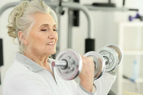 Sportliche Seniorin Trainiert Mit Kurzhanteln Fitnessstudio — Stockfoto