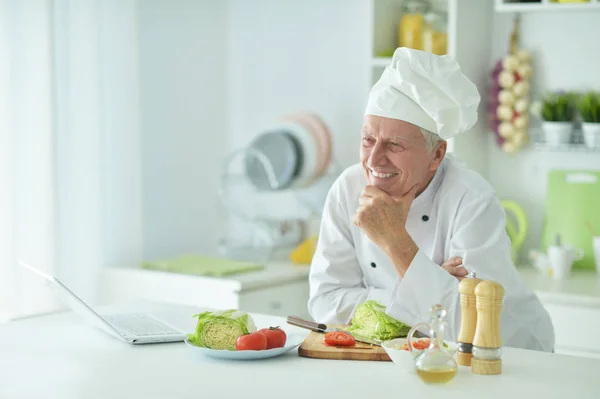 Chef Masculino Edad Avanzada Cocinando Mesa Con Portátil —  Fotos de Stock