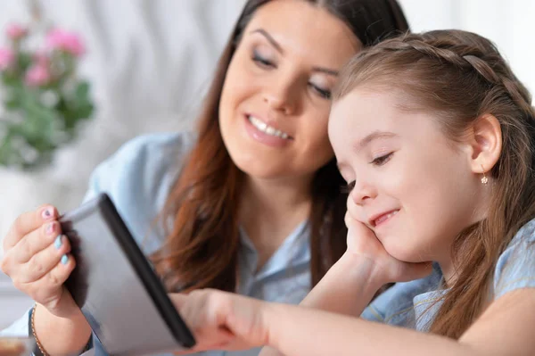 Close Portrait Little Girl Mother Using Tablet — Stock Photo, Image