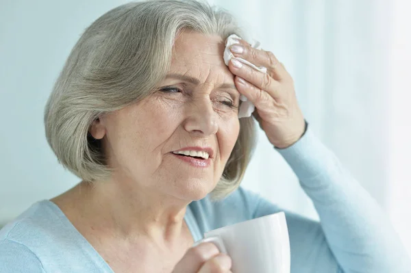 Seniorin Mit Kopfschmerzen Hält Hand Auf Kopf — Stockfoto