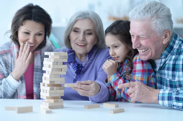 木製のブロックを一緒に遊んでかわいい女の子の大家族 — ストック写真