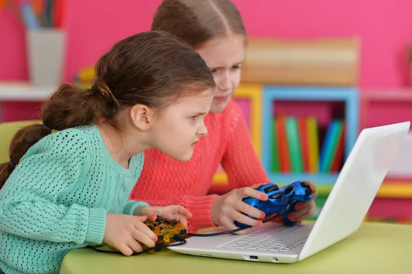 Duas Meninas Animadas Jogando Jogo Laptop — Fotografia de Stock