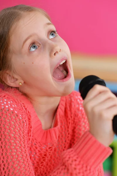 Vista Vicino Carina Bambina Che Canta Con Microfono — Foto Stock
