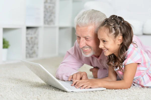 Homme Âgé Émotionnel Avec Petite Fille Utilisant Ordinateur Portable Maison — Photo