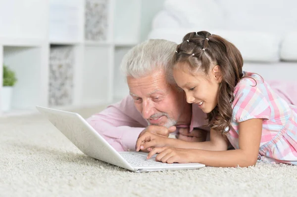 Känslomässig Äldre Man Med Barnbarn Använder Laptop Hemma — Stockfoto