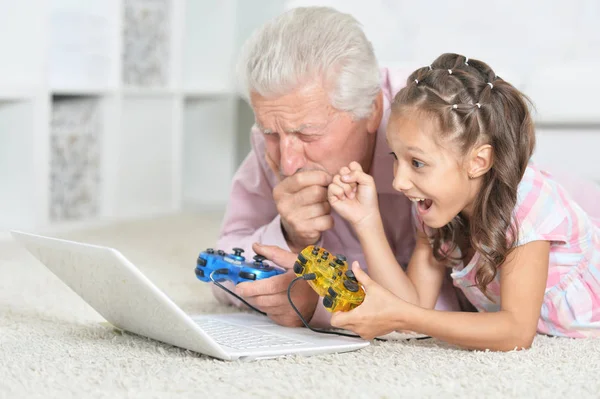 Эмоциональный Дедушка Внучка Играют Компьютерные Игры Ноутбуком — стоковое фото
