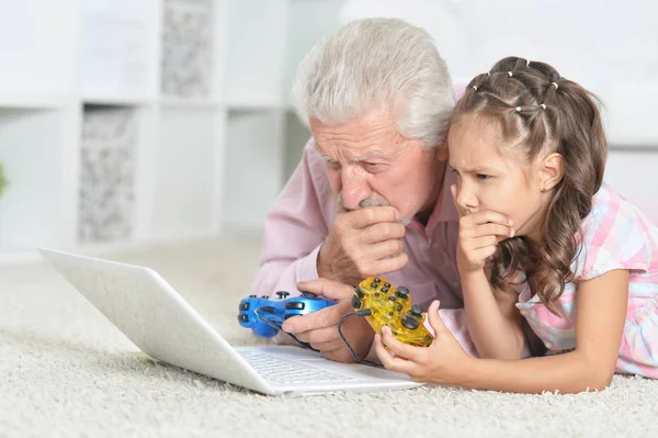 Abuelo Emocional Nieta Jugando Juego Ordenador Con Ordenador Portátil —  Fotos de Stock