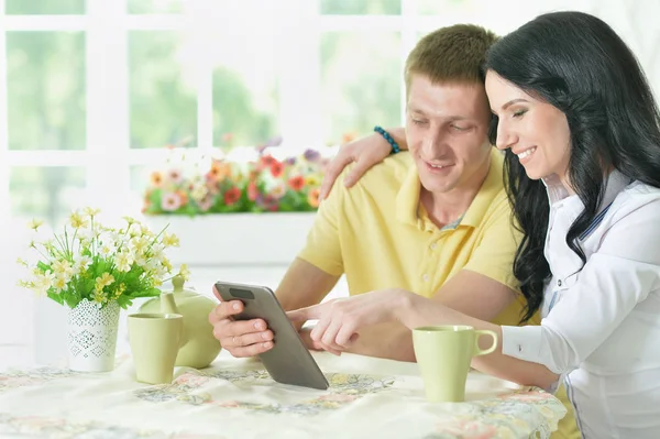 Jong Paar Zitten Aan Tafel Kijken Naar Digitale Tablet — Stockfoto