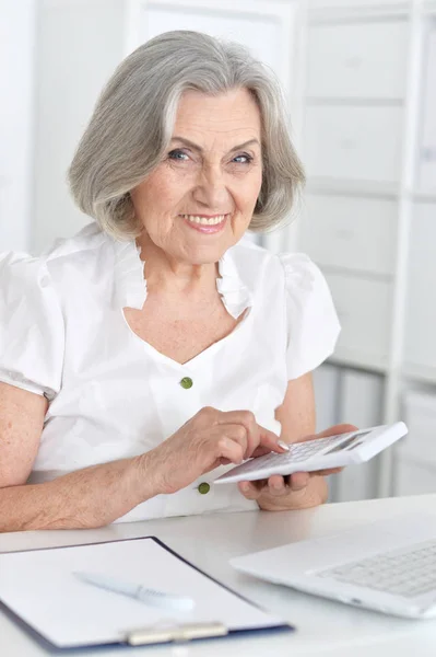 Belle Femme Âgée Travaillant Avec Ordinateur Portable Calculatrice — Photo