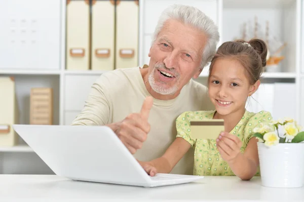 Porträt Von Mädchen Und Großvater Mit Laptop Hause Mädchen Mit — Stockfoto