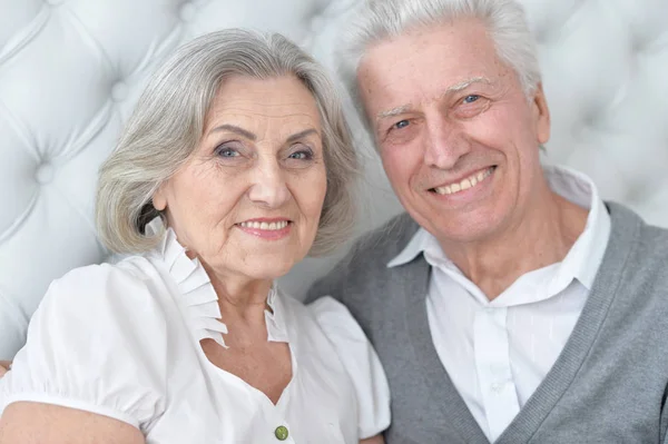 Porträt Eines Glücklichen Seniorenpaares Hause — Stockfoto