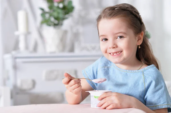 Söt Liten Flicka Äta Läckra Yoghurt — Stockfoto