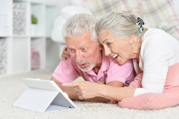Evde Tablet Kullanan Mutlu Yaşlı Bir Çiftin Portresi — Stok fotoğraf