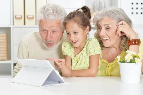 Grootouders Met Kleindochter Die Thuis Tabletten Gebruiken — Stockfoto