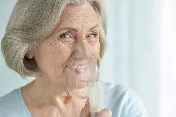 Portret Van Lachende Senior Vrouw Met Inhalator — Stockfoto