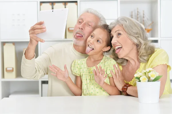 Avós Com Neta Tomando Selfie Com Tablet Casa — Fotografia de Stock