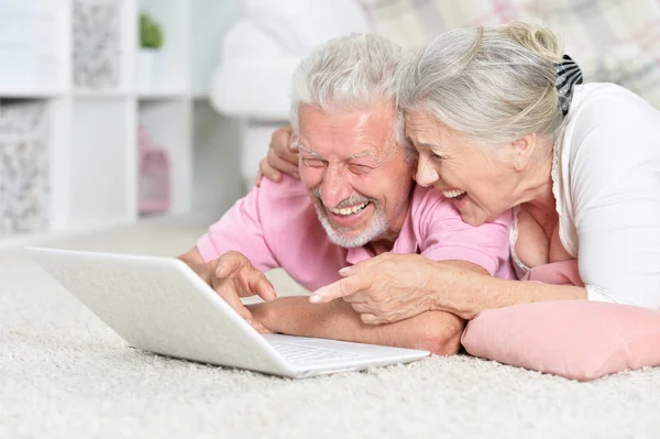 Feliz Pareja Ancianos Utilizando Ordenador Portátil Casa — Foto de Stock