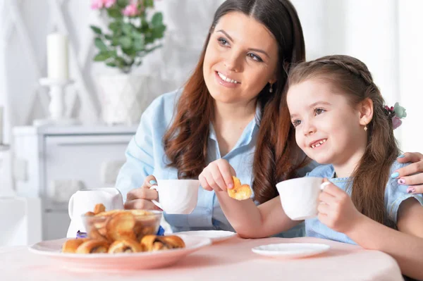 Flicka med mor målning ägg — Stockfoto