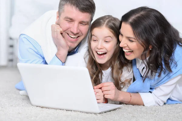 Padres Hija Usando Ordenador Portátil Habitación —  Fotos de Stock