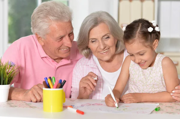 Bambina Carina Con Nonni Che Disegnano Tavola Casa — Foto Stock