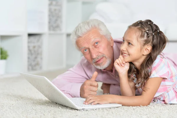 Känslomässig Äldre Man Med Barnbarn Använder Laptop Hemma — Stockfoto