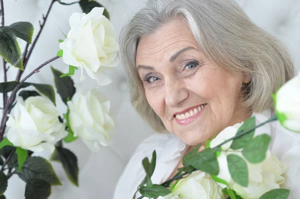 Retrato Mulher Idosa Feliz Posando Casa — Fotografia de Stock