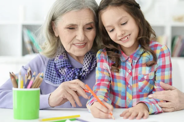 Retrato Niña Dibujando Con Abuela Casa —  Fotos de Stock