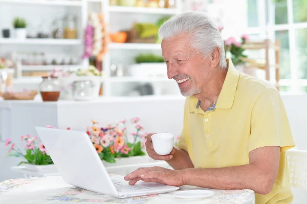 Senior Man Using Laptop Home — Stock Photo, Image