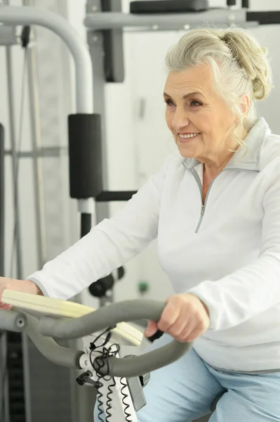 Sporty Senior Woman Training Gym — Stock Photo, Image