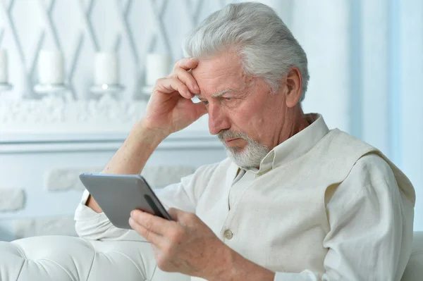Portret Van Doordachte Senior Man Met Behulp Van Tablet Thuis — Stockfoto