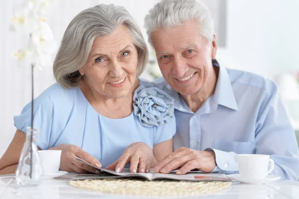 Portret Van Ouder Paar Met Het Tijdschrift Van Het Drinken — Stockfoto