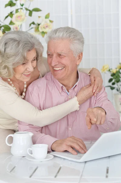 Senior Paar Portret Met Laptop Thuis — Stockfoto