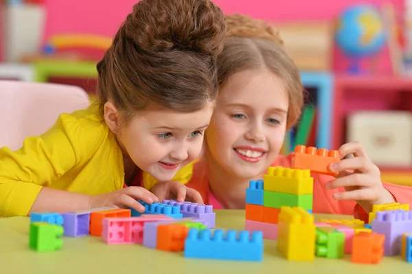 Dos Niñas Jugando Con Bloques Plástico Colores — Foto de Stock