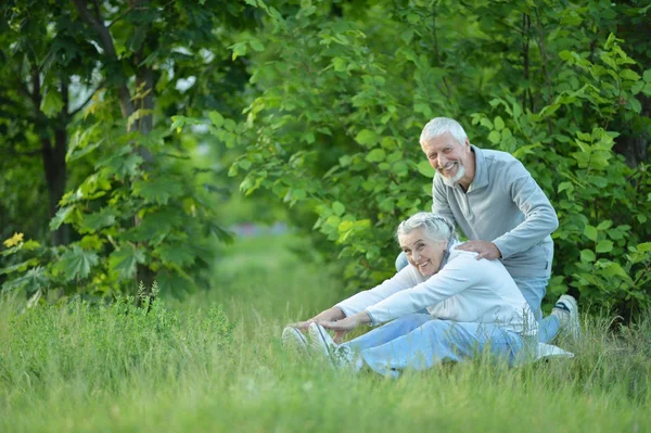 Alkalmas Idősebb Pár Gyakorlása Őszi Parkban — Stock Fotó